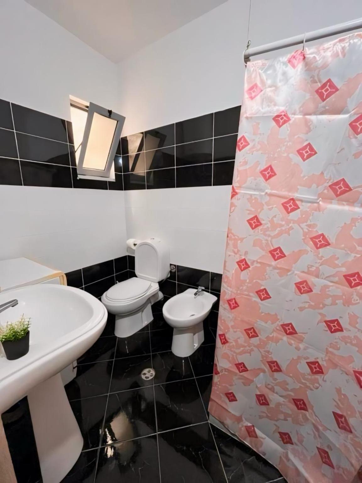Gerald'S Central Apartments Vlore Bagian luar foto