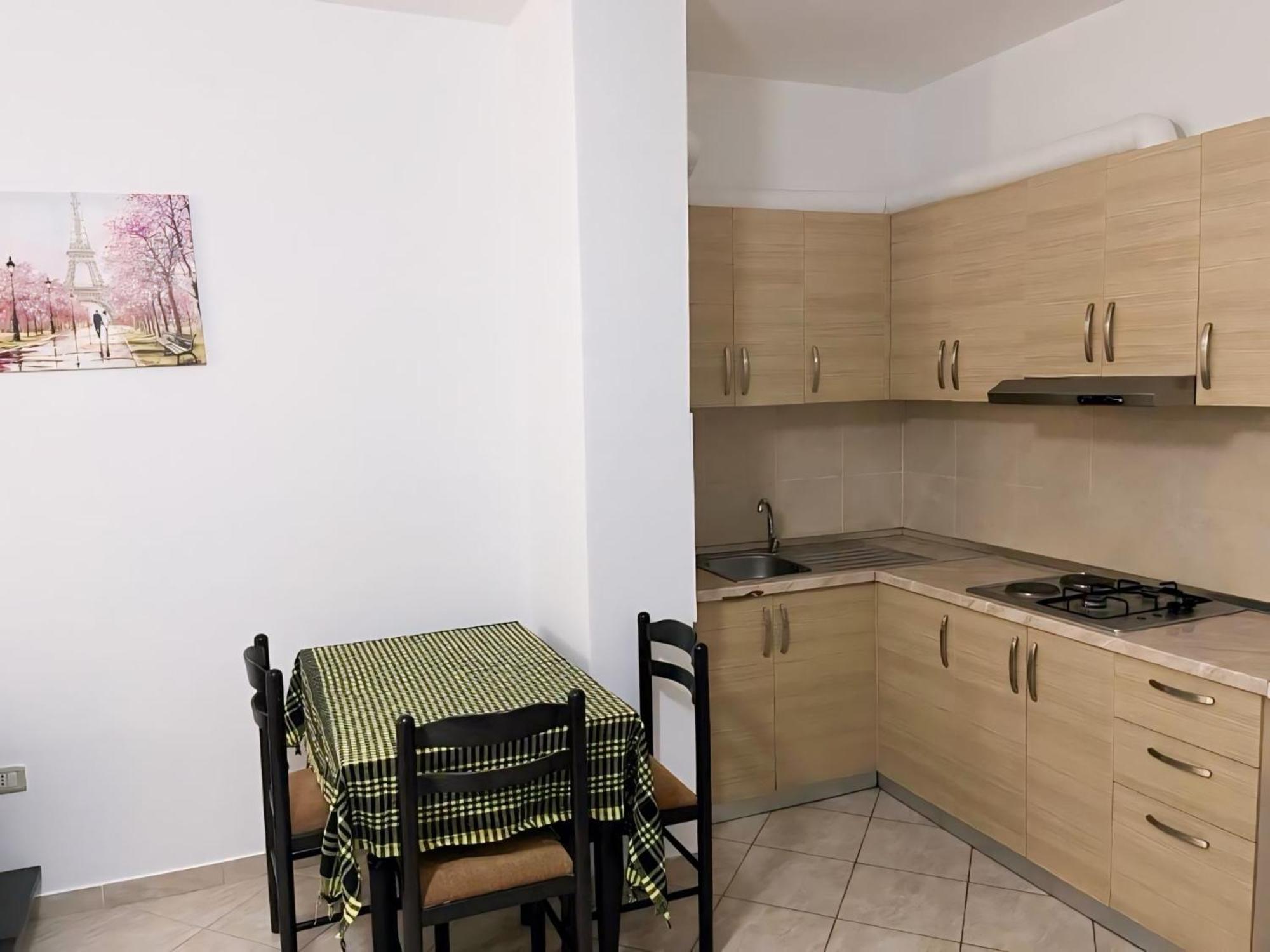 Gerald'S Central Apartments Vlore Bagian luar foto