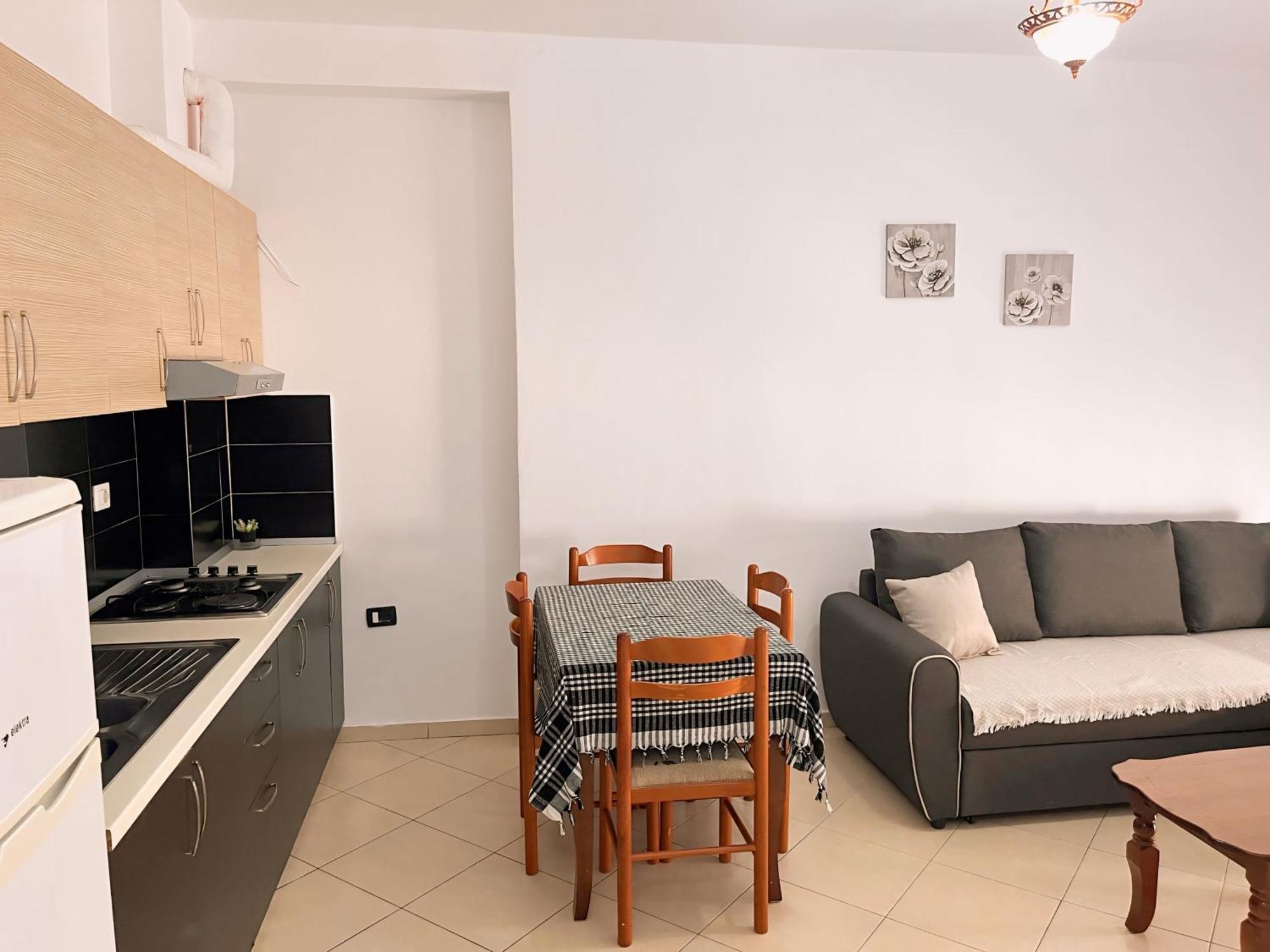 Gerald'S Central Apartments Vlore Bagian luar foto